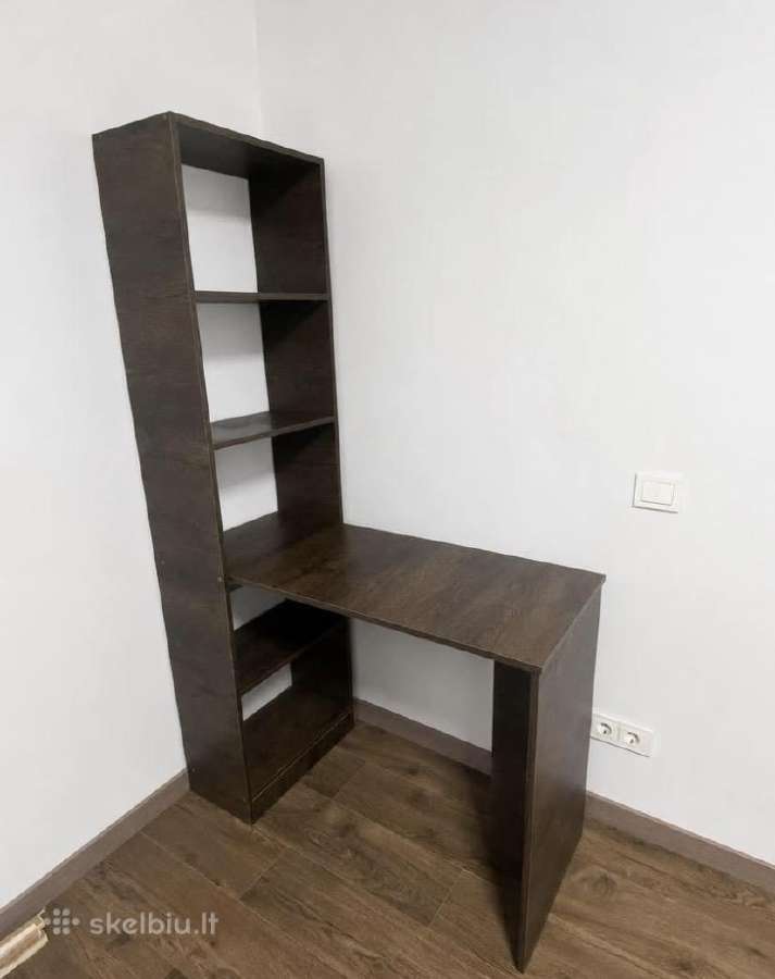 Rašomasis stalas su lentyna