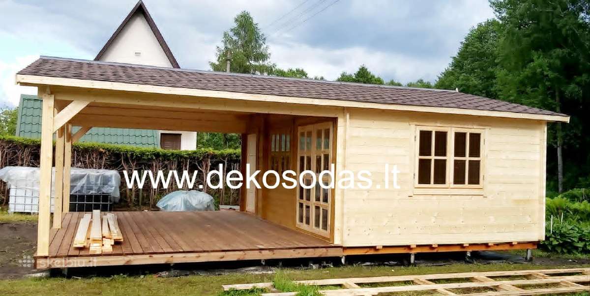 Medinis sodo namelis su sandeliuku