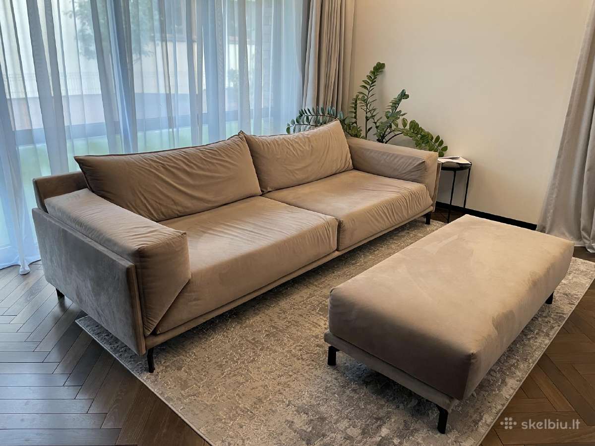 Parduodama veliūrinė sofa su pufu.