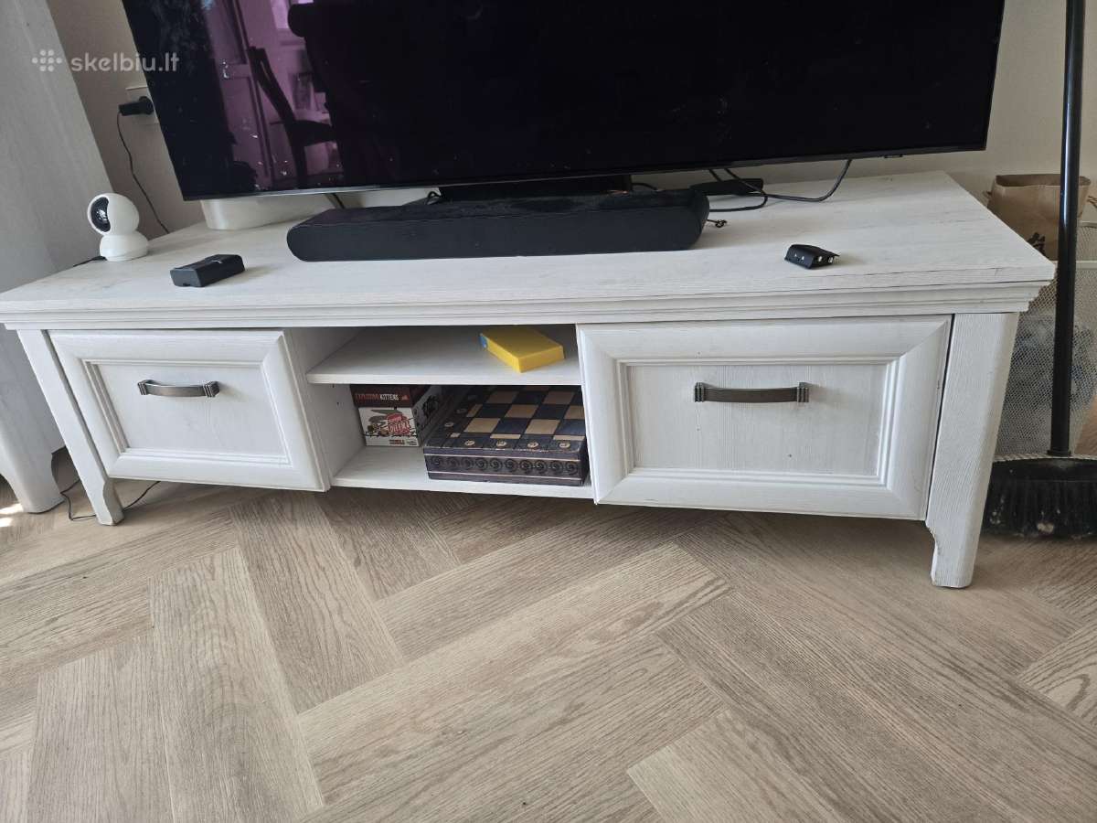 Televizoriaus spintelė ir spinta