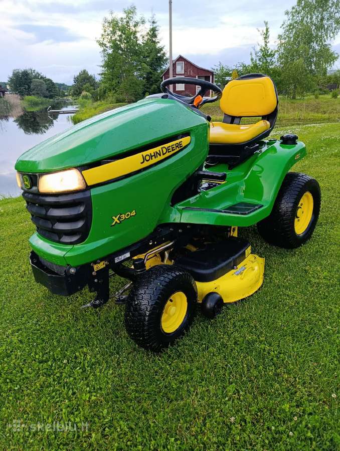 John Deere X304 Visi 4 vairuojami ratai