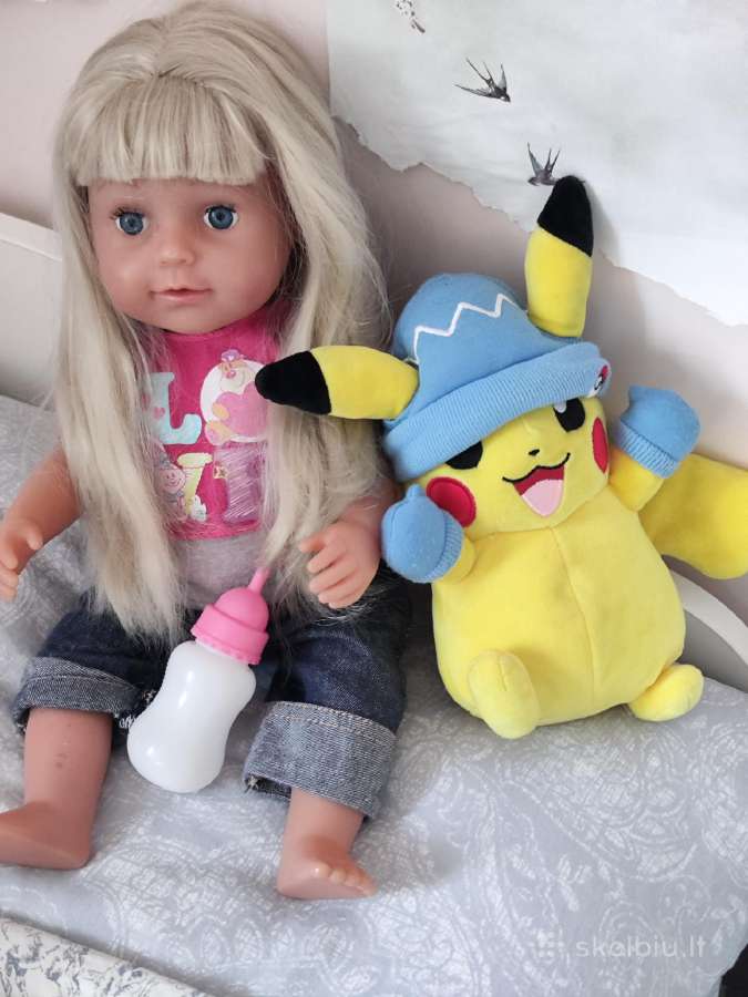 Baby born sese su labai gražiais plaukais ir labai