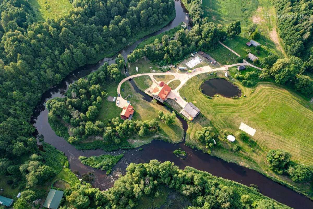 Poilsiavienė,baidarės,pokylių salė.