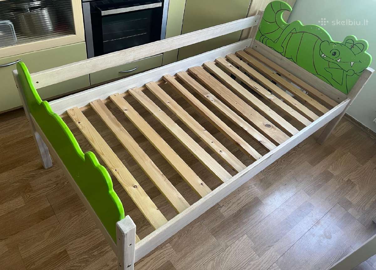 Vaikiška lova su stalčiais