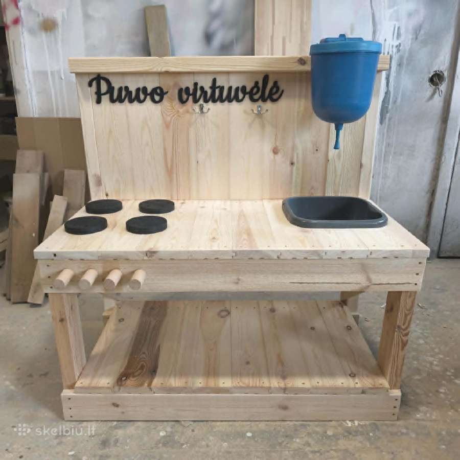 Lova mašinėlė, purvo virtuvėlė, kėdutės, dėžė.