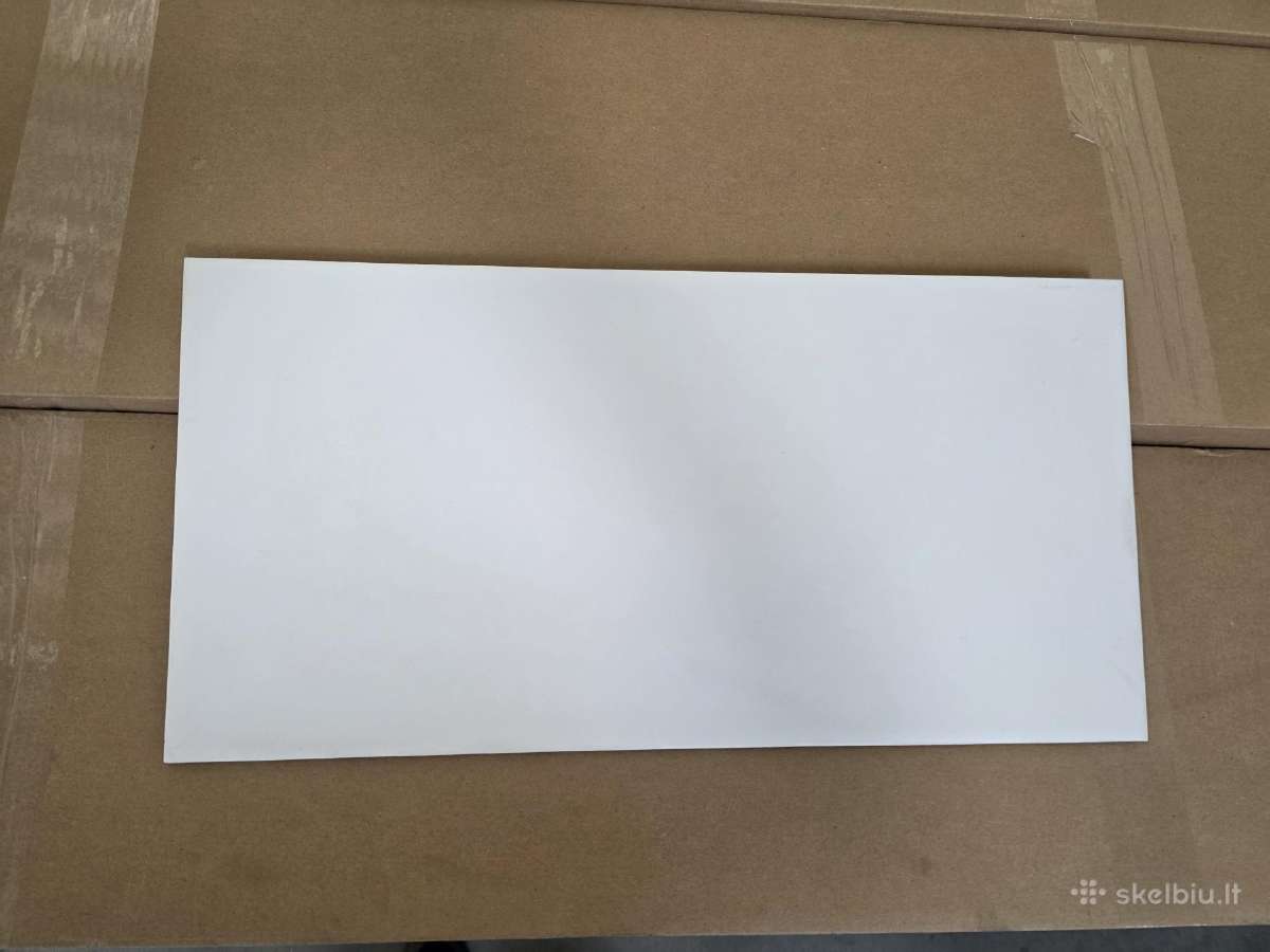 Baltos matinės plytelės