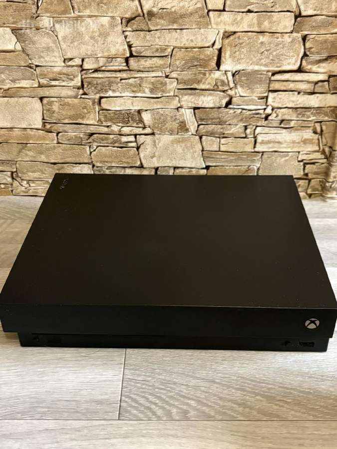 Xbox one X 1tb + pultelis,dėžė