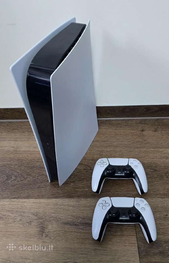 Playstation 5 su dviem pulteliais