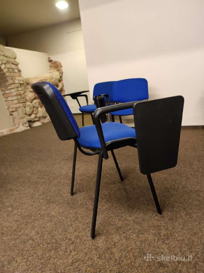 Kėdė su atlenkiamu staliuku