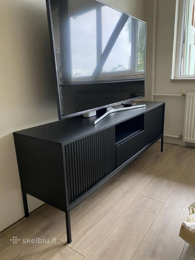 Juodas TV staliukas
