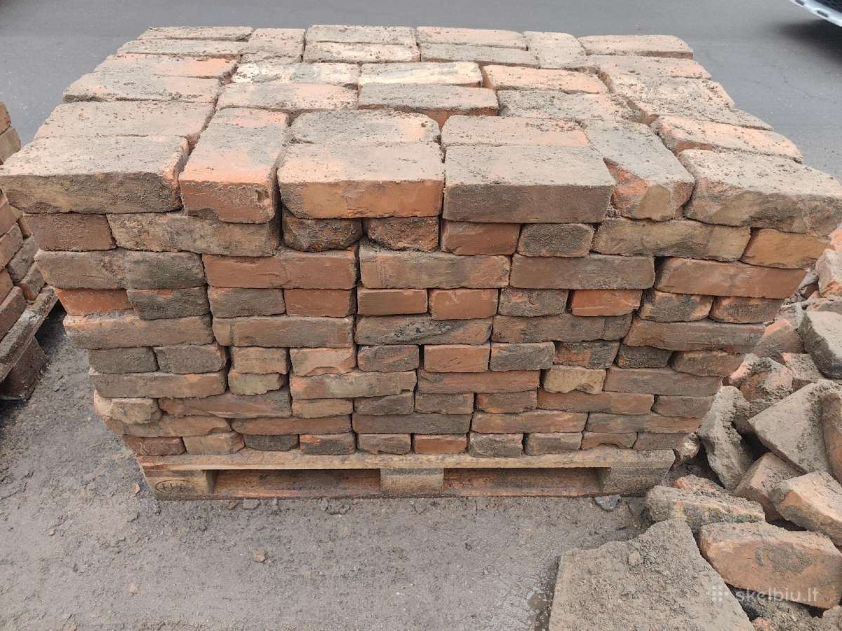 Senovinės plytos. Galėsime pakrauti.