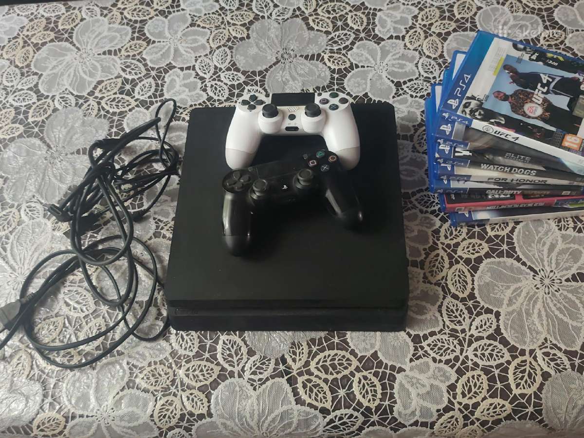 Parduodamas Ps4 ir dar žaidimai priedui.