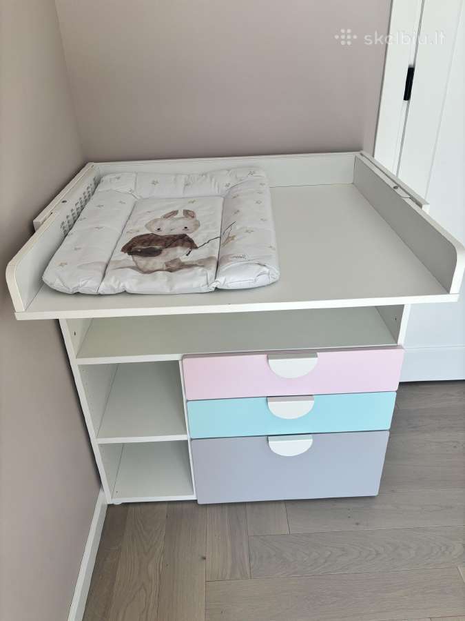 Patogus Ikea vystymo stalas su stalčiais