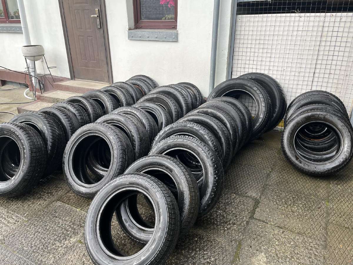 Lengvoju automobiuliu padangos.