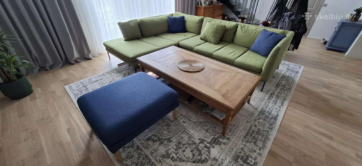 Moderni kampinė sofa su pufu (290x215 cm)