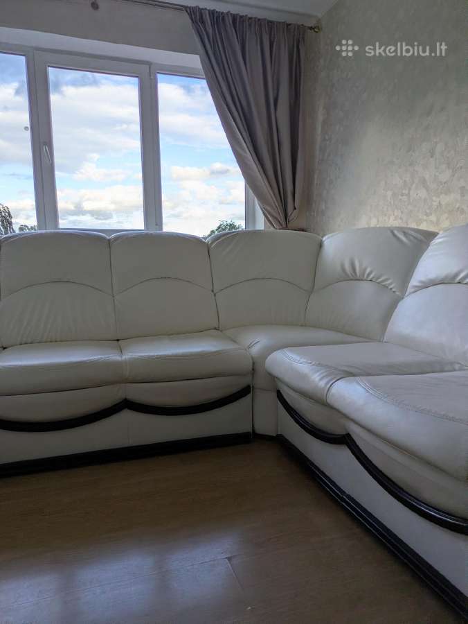 Balta odinė kampinė sofa