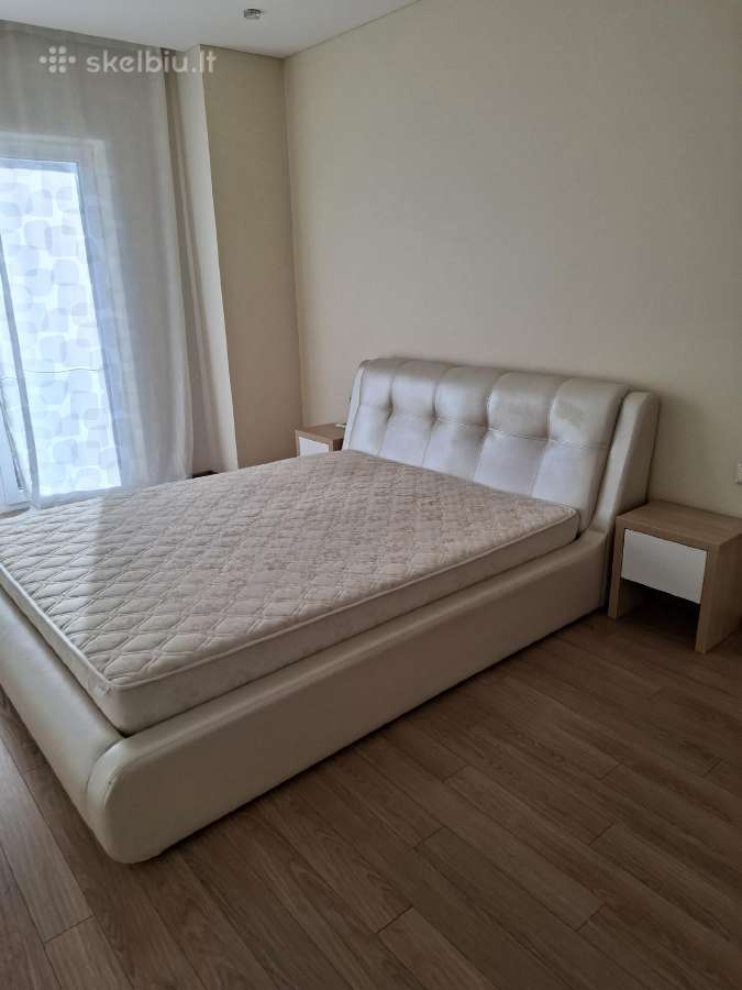 Dvigulė lova su odiniais kraštais ir čiužiniu