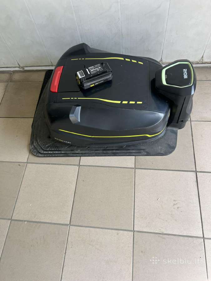 Robotas žole pjovė