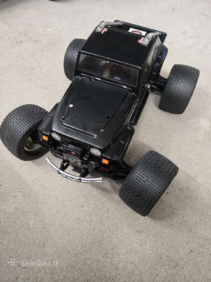 Traxxas e-maxx 1/8 RC modelis