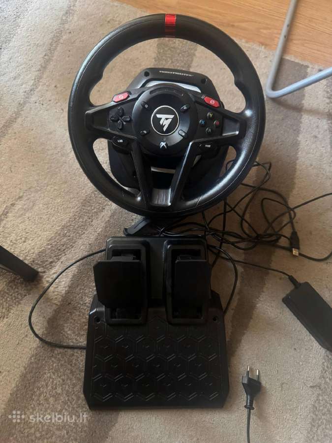 Thrustmaster vairas su pedalais