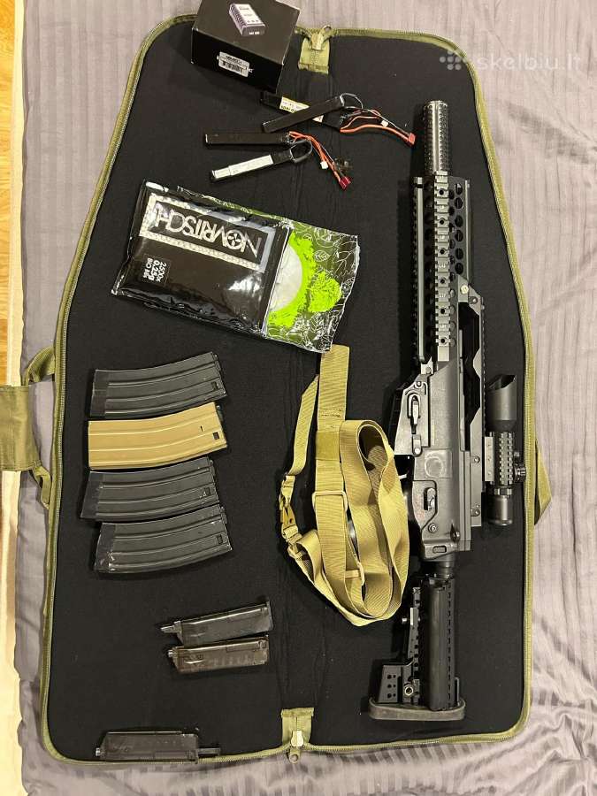 Airsoft ginklas su įvairiais priedais