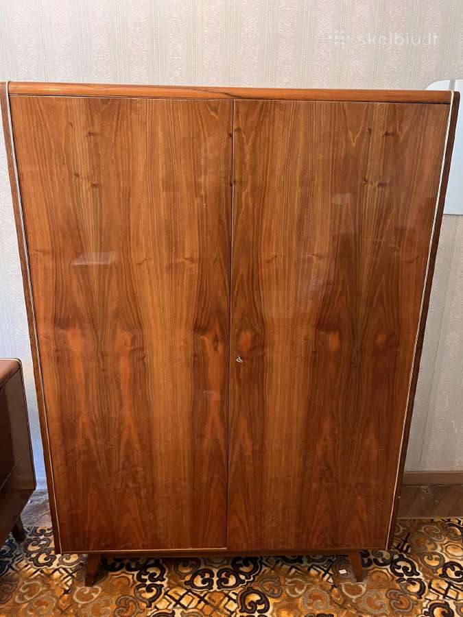 Mid century stiliaus spinta