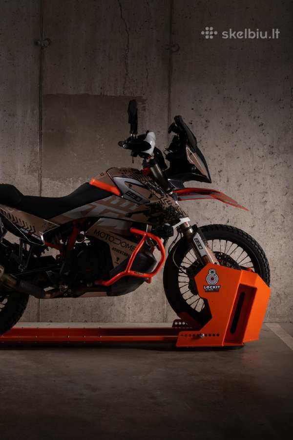 Dockit. Pasukamas motociklo stovas su užraktu