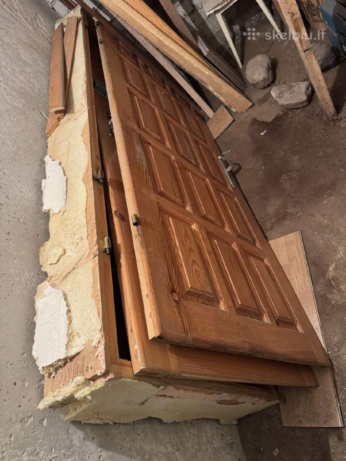 Dvidurės durys su stakta