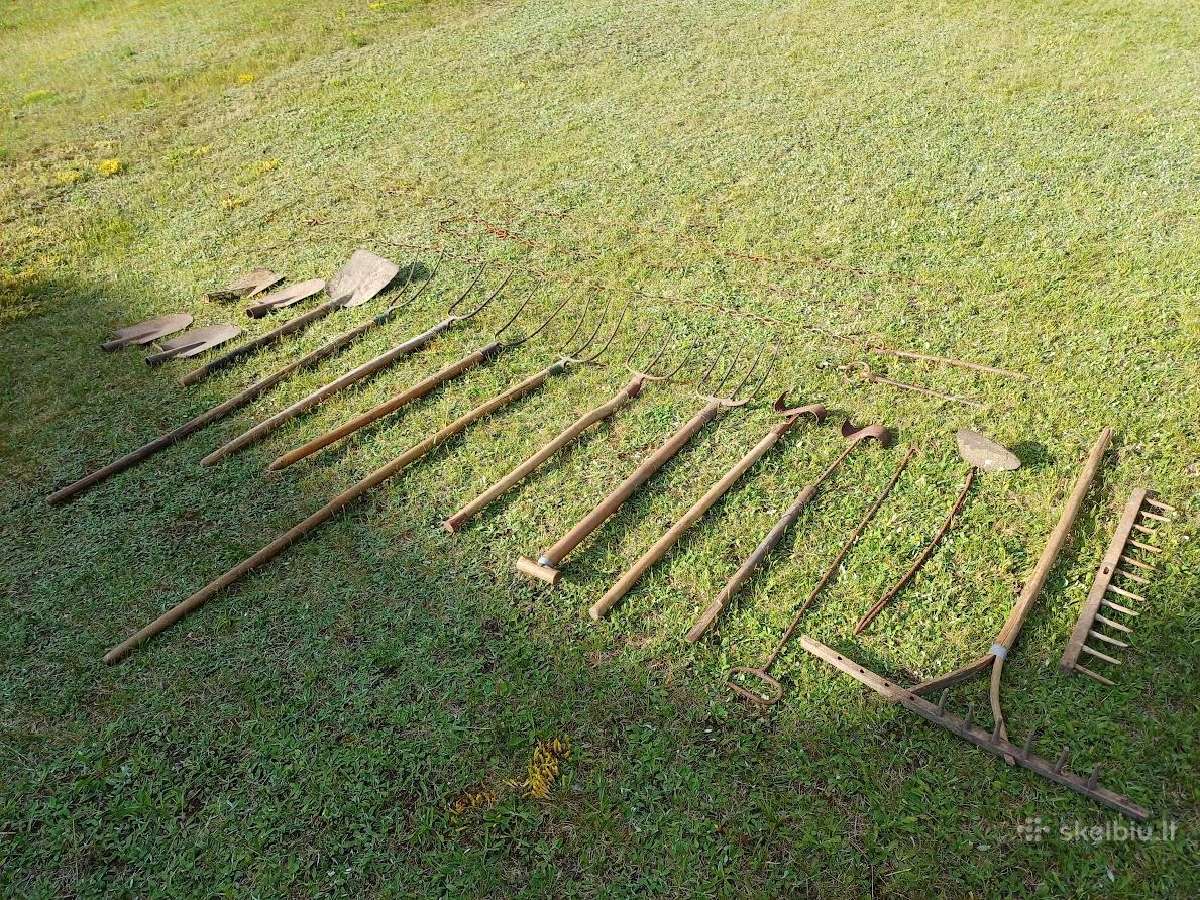 Senoviniai ūkiniai įrankiai: šakės, kastuvai ir kt