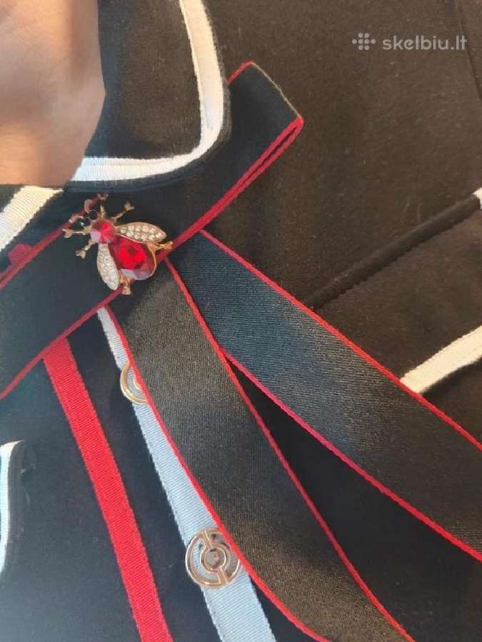 Juoda elegantiška suknelė su kaspinu ir broše - nuotraukos Nr. 2