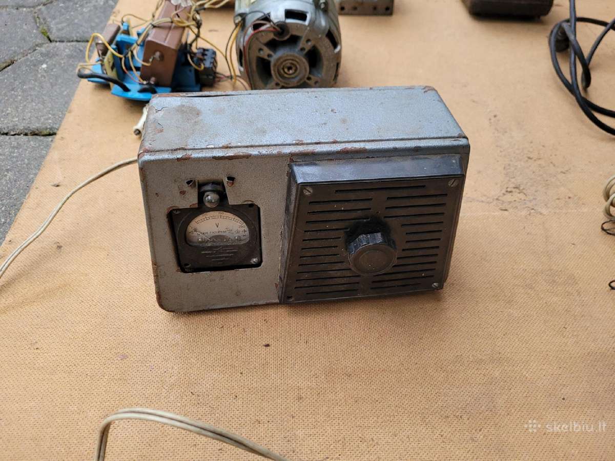 Retro 12 V akumuliatoriaus įkroviklis