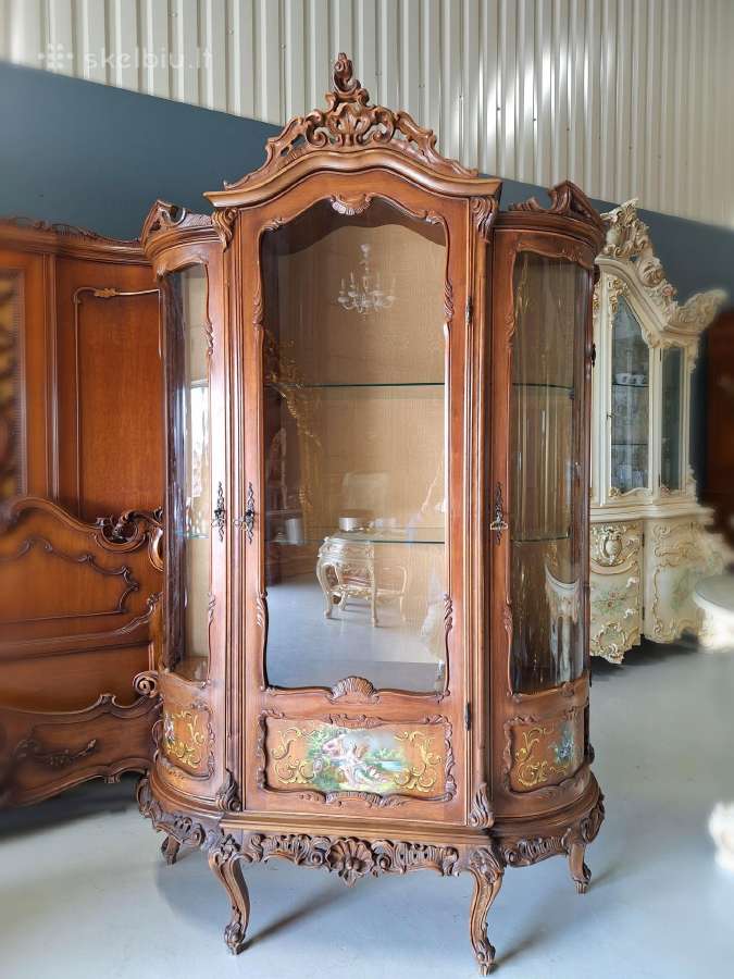 Prabangi, rokoko stiliaus medinė vitrina