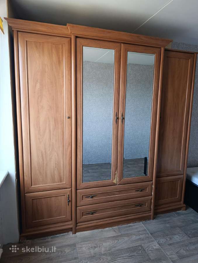 Dovanoju spintą, išsirinkti ir išsivežti patiems,