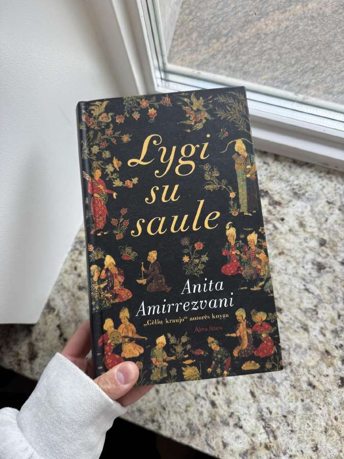 Lygi su saule Anita Amirrezvani