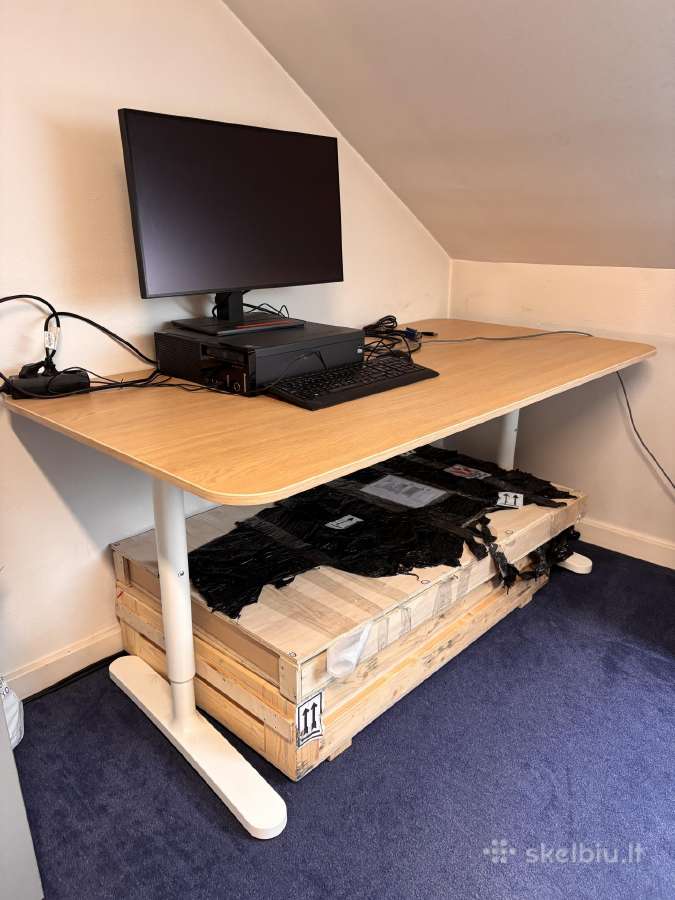 Ikea biuro stalas (šviesios medžio spalvos)