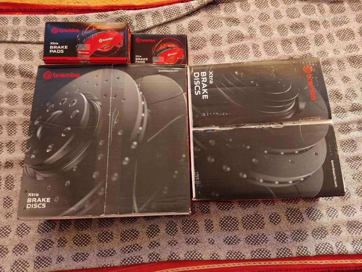 Brembo Stabdžių diskų ir kaladėlių komplektas.