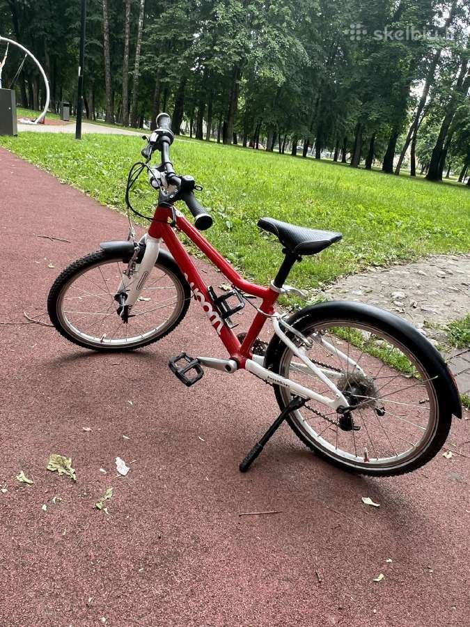 Woom 4 raudonas dviratis su pilna komplektacija