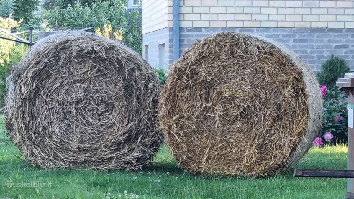 Šieno šiaudu rulonai kupetos