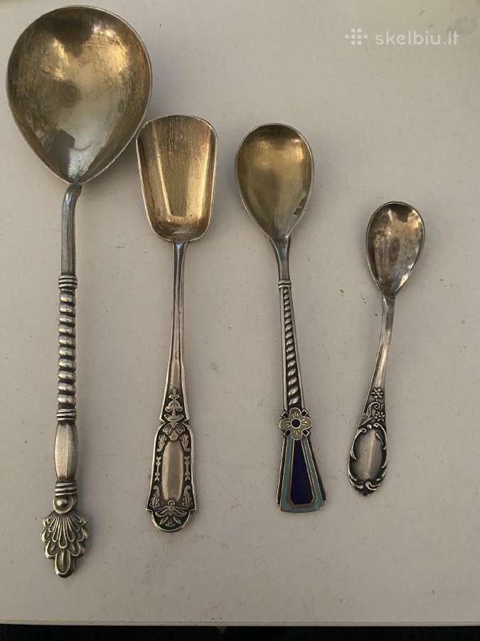 4 sauksteliai 875-916