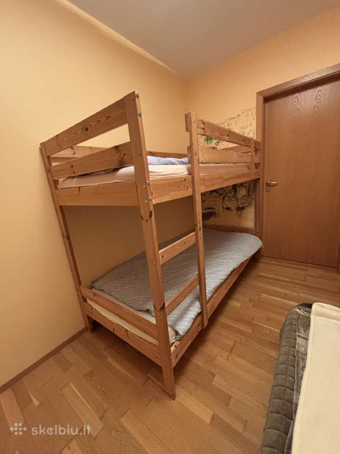 Medinė dviaukštė lova