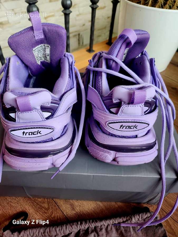 Balenciaga kedai - nuotraukos Nr. 2
