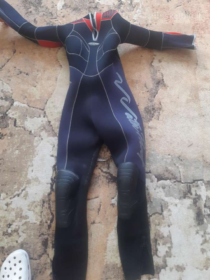 Moteriškas nardymo kostiumas