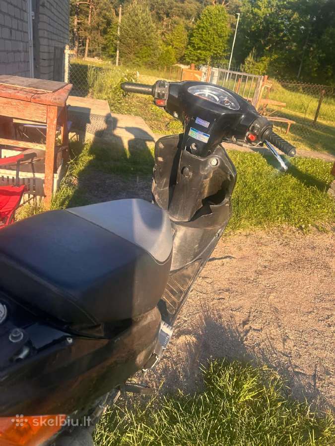 Motoroleris važiuoja viskas ok. Defektai išoriniai