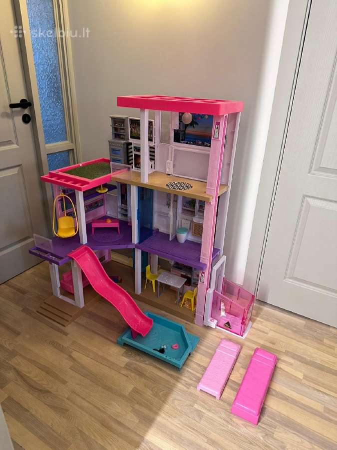 Barbiu namas su baseinu Mattel firmos