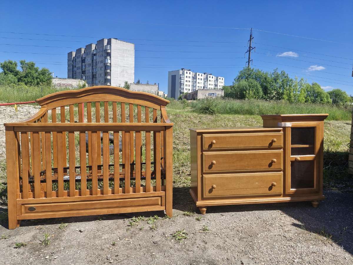 Ąžuolinė kūdikio lovytė ir komoda.