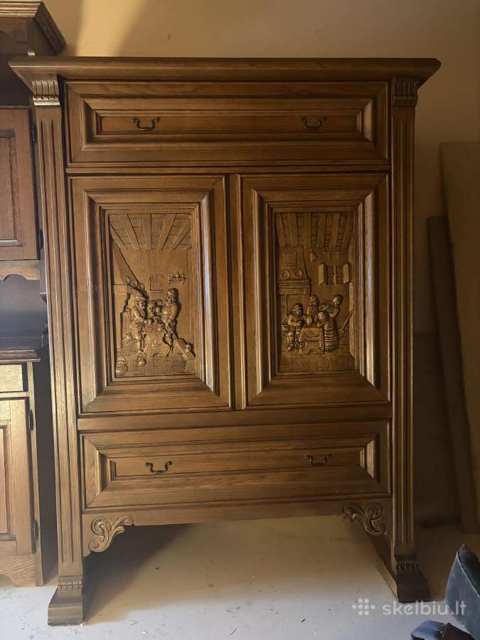 Antikvarinio stiliaus medinė sekcija su TV niša
