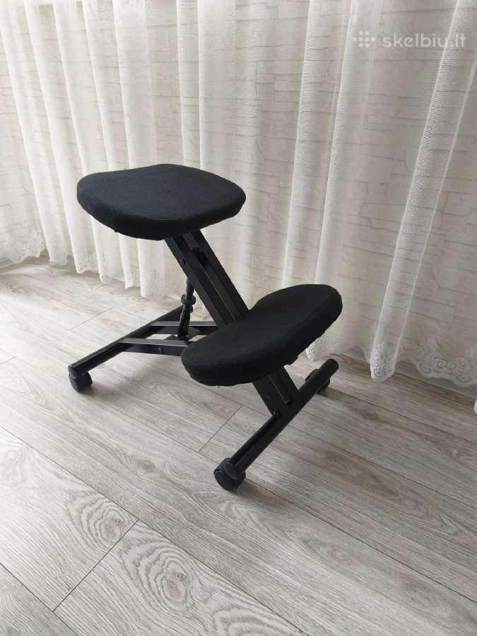Ergonominė kėdė remiantis keliais