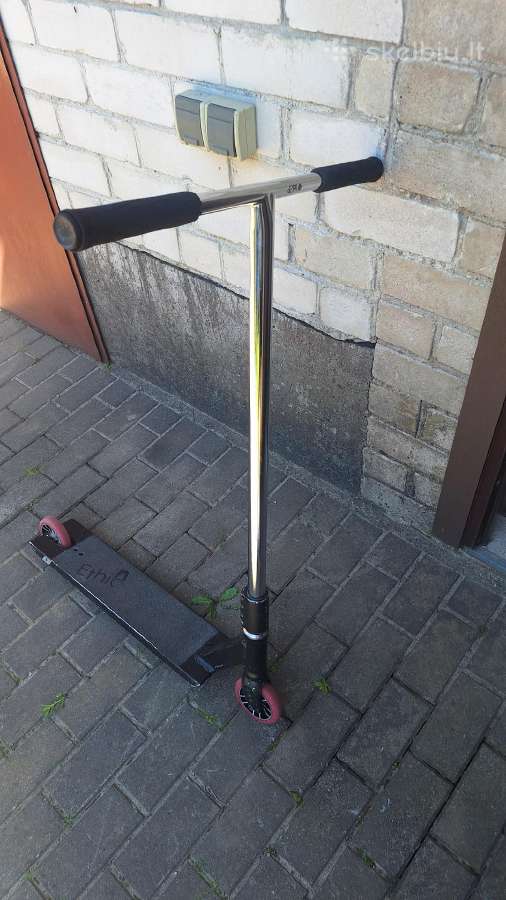 Custom triukinis paspirtukas