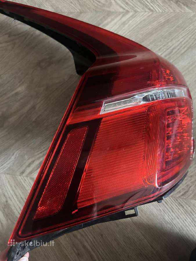 Volvo XC60 II galinis žibintas turi nuskilimą