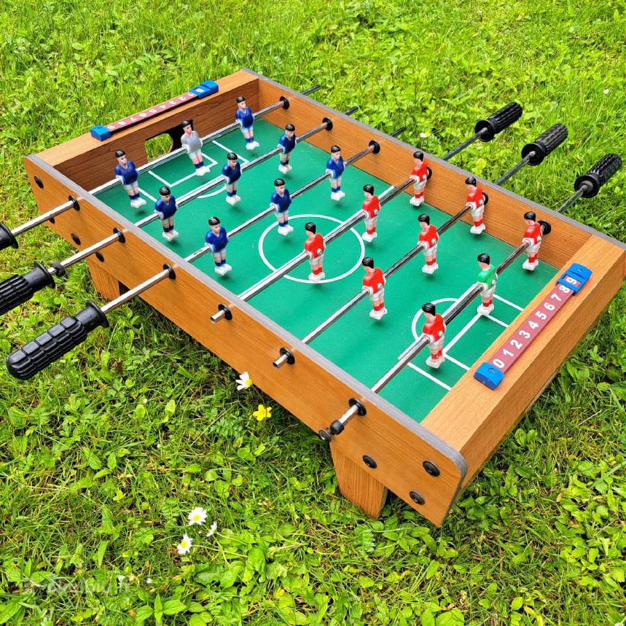 Kompaktiškas medinis mini stalo futbolas .